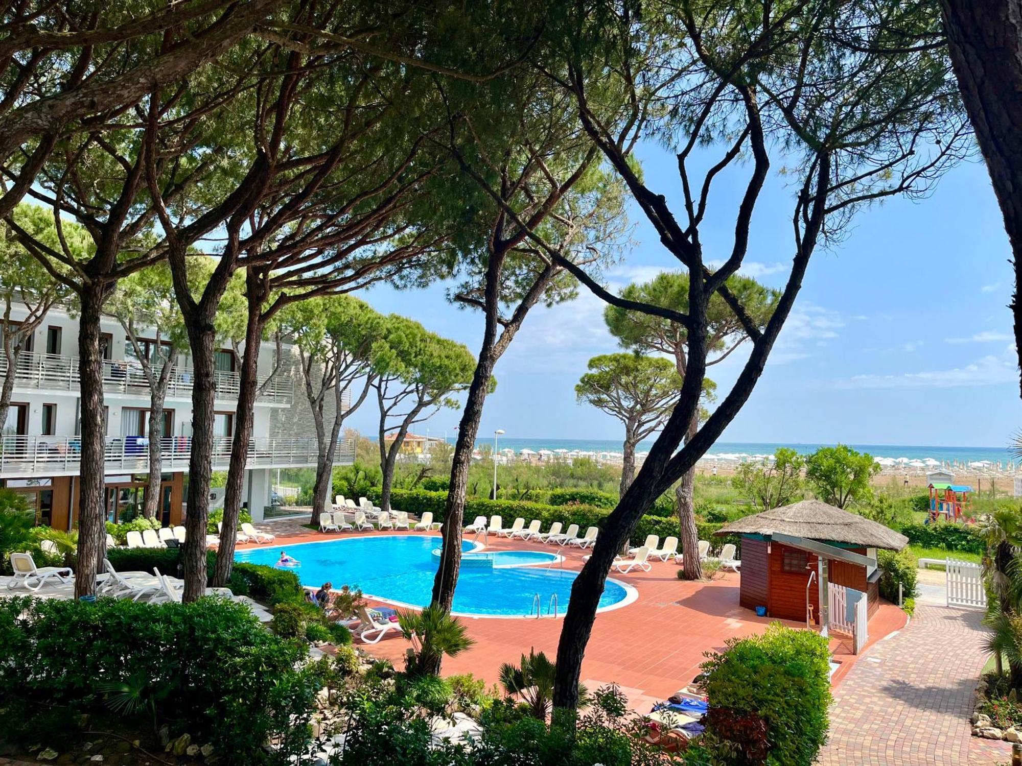 Park Hotel Pineta & Dependance Suite Eraclea Mare Exterior foto